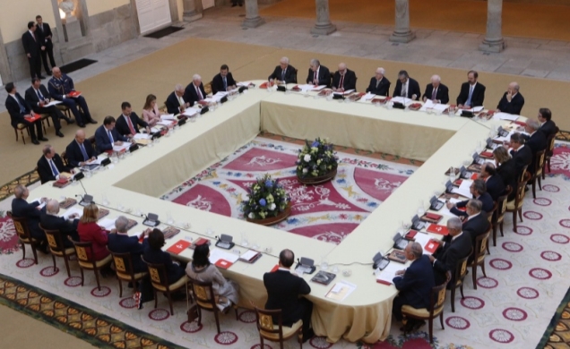 Vista general del Patio de los Austrias durante el transcurso de la reunión que Don Felipe y Doña Letizia mantuvieron con el Patronato del Instituto C